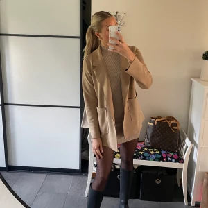 Kappa från Pull and bear - Snygg kappa i mocka från Pull and Bear. Rak i modellen och så snygg nu till hösten med en stickad tröja eller klänning under😍