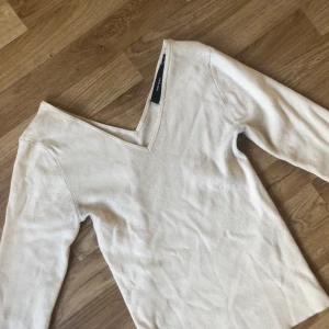 Tröja  - Så snygg v ringad tröja från Nelly 🤍🤍 beige färg 