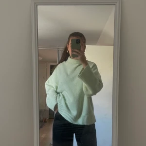 Grön skickad tröja  - Piggelin grön stickad tröja som är så mysig från missguided! Kommer inte till användning längre bara! 250kr med frakt💚
