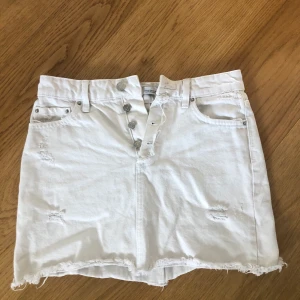 Vit kjol med slitningar, storlek XS - Dethär en en jättefin kjol, kanske främst för bruk till sommaren! Den kostade 449 kronor i butik (zara), säljer för 129 kr exkl. frakt