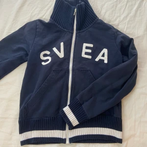 svea zip up kofta hoodie - Supercoola kofta från svea med dragkedja, storlek S. Möts i slussen eller postas, köp nu är på🤎