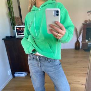 Grön hoodie med tryck på ryggen ifrån UrbanOutfitters💕 storlek M, köparen står för frakten som tillkommer