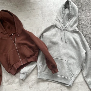 Hoodies  - De är tyvärr försmå för mig nu, den gråa är lite nopprig🤍1 för 30kr båda för 50kr