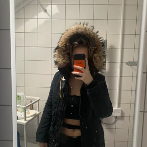 Parajumpe jacka modell Doris - Jackan är S men passar även m. Andvänd några få gånger då jag har alldeles för mycket jackor 😁. 8000kr är riktpris, originalpris 10000kr så priset går att diskutera 