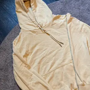 Jättefin gul hoodie från hm! Säljer för jag inte passar i den enligt mig men det gör någon annan:) bra kvalite 