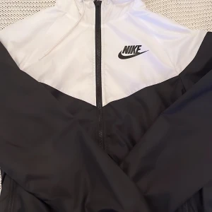 Nike jacka  - Jacka tål regn från märket Nike, Stl Xs 