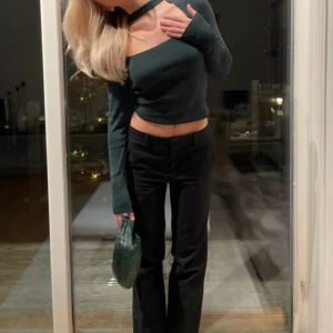 Slut såld zara tröja  - Säljer min så fina zara tröja som inte längre finns på hemsidan. man kan ha till både fest men även klä ner💗 funkar för mig som brukar ha S💗💗 andvänd en gång💗