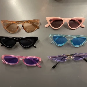Glasögon  - Säger 6 st glasögon, alla är använda fåtal gånger och är i fint skick! Säljer pga att de inte används längre, 20 kr /styck. Alla för 80! De lila med flammor är sålda!! 