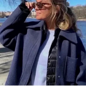 Na kd kappa - Intressekoll på min fina populära kappa ifrån na-kd! Skriv privat vid frågor🙏🏼🙏🏼🥰🥰 BUDA!!!! Kan ev tänka mig att byta emot den beiga kappan ifrån Kappahl!