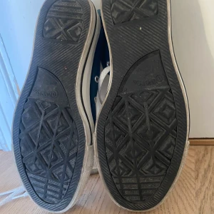 Blåa convers  - Ett par nästan aldrig använda skor för dom vara lite små från början för mig.men dom är i jätte bra kvalitet 