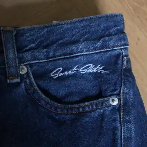 Säljer min brorsas Sweet Skate Jeans av andledningen att han har bytt stil helt. Breda byxor i storlek xxs (långa) orginalpris: 600 kr