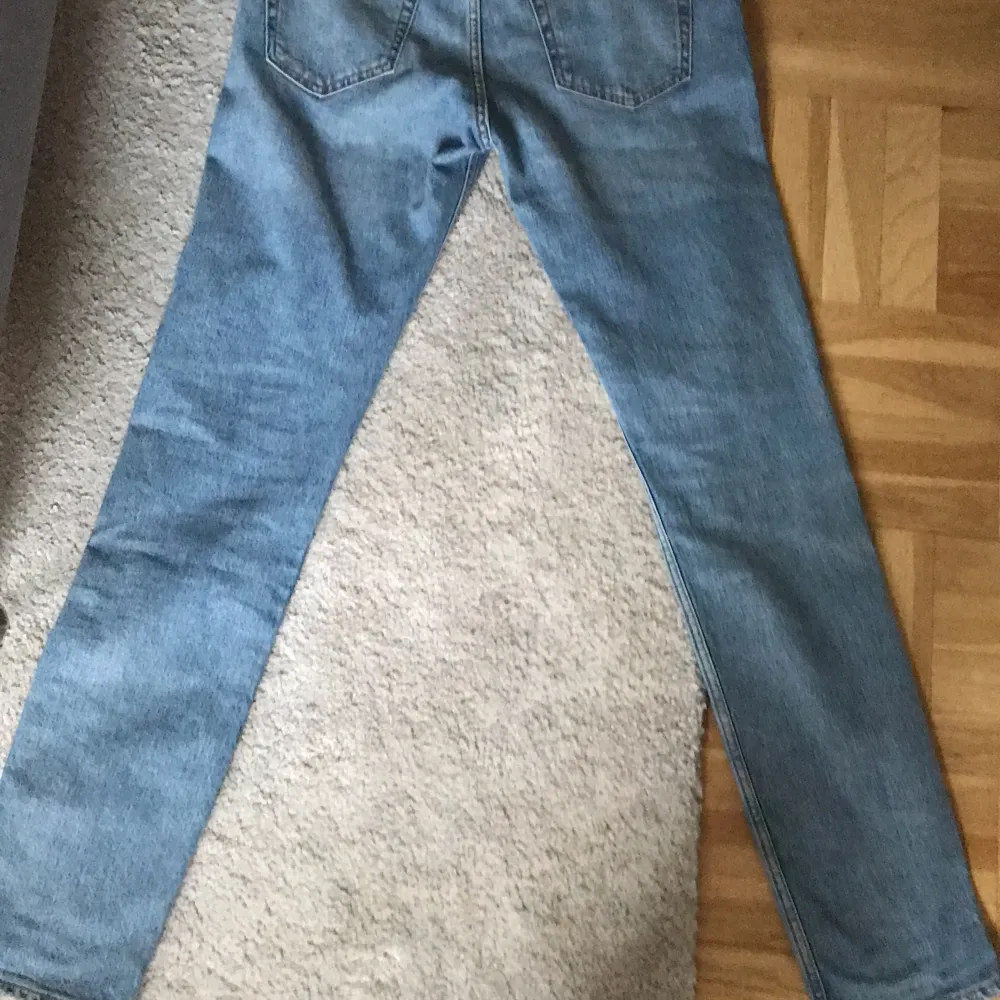 W 29 L 32 väldigt bra skick, weekday jeans. Pass form verkligen inte kvinna utan bra passform om man gillar lite större.😁. Jeans & Byxor.