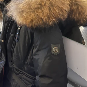 Hollies Livigno - Säljer min Hollies Livingo jacka med äkta päls. Pälskragen går att ta bort och jackan är i storlek 38. Djur o rökfritt hem. Jackan är i super skick förutom att dragkedjan tappat sin ”tagg” se bild. Fraktas spårbart eller hämtas i Örebro :) Nypris: ca 5000