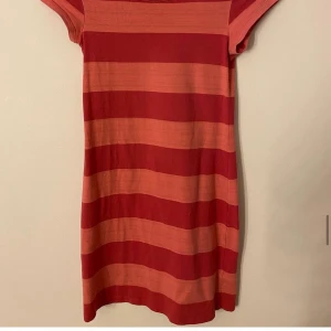 Rosa klänning  - Rosa randig klänning från h&m, fint skick, storlek 146/152