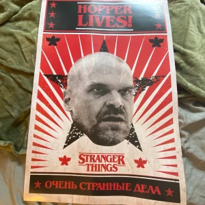 stranger things plansch  - Hopper lives! plansch i perfekt skick! den har suttit på min vägg ett tag men inga skador. säljer för 99kr+frakt 💕 hör av dig vid intresse! 💋
