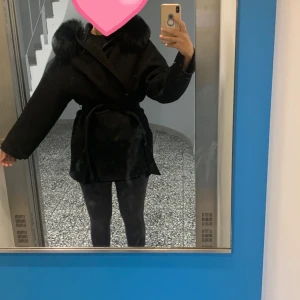Cashmere kappa M - Säljer min såå fina oversize cashmere kappa med stor o fin äkta päls på huvan🌸Den är köpt för 3500 och har absolut inga fel eller fläckar, Den är varm och passar bäst till nu på hösten och början på vintern☺️säljer pågrund av att jag har en annan storlek n