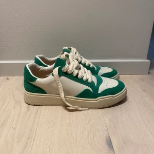 Skor från Ohgarments  - Helt oanvända skor från OHgarments, storlek 44 men funkar om du har storlek 43, nypris 1300