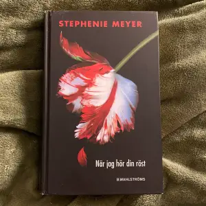Stephanie meyers twilight saga bok ”när jag hör din röst”. säljer sedan jag har flera kopior. som ni kan se på sista bilden så är det skrapmärken på baksidan men den går ju fortfarande att läsa (-: säljer för 40 spänn. och frakt. snälla köp jag är pank fr
