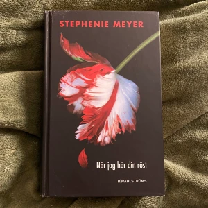 Twilight  - Stephanie meyers twilight saga bok ”när jag hör din röst”. säljer sedan jag har flera kopior. som ni kan se på sista bilden så är det skrapmärken på baksidan men den går ju fortfarande att läsa (-: säljer för 40 spänn. och frakt. snälla köp jag är pank fr