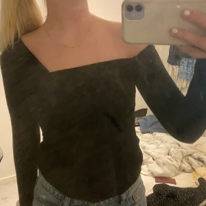Svart topp - En skit snygg tight topp, gammal från HM, strl 38, bra skick. Köparen står för frakten :)