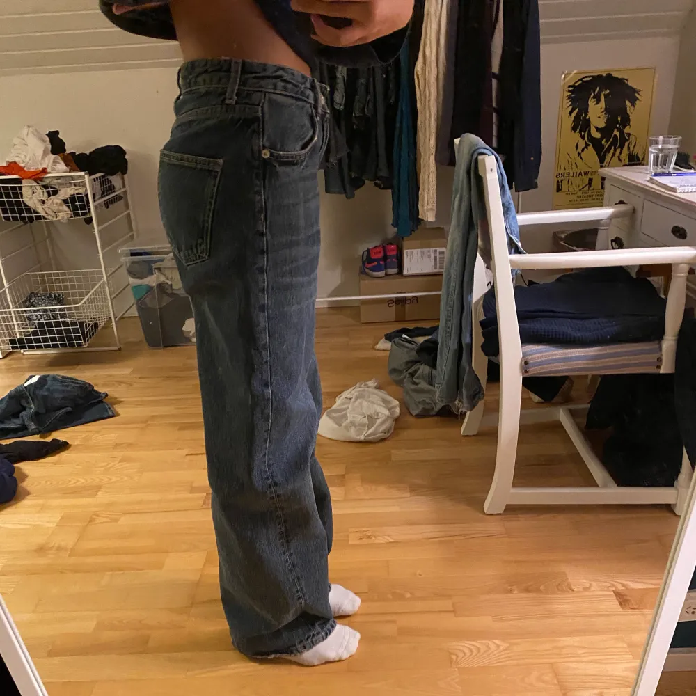 Säljer ett par helt nya ”super wide leg” jeans ifrån zara då jag beställde två storlekar. De jeans jag bär på bilderna är i strl 36 men de jag säljer är i strl 38. Ascoola baggy jeans, älskar dem!🫶🏼 Skriv privat om ni har frågor!💕. Jeans & Byxor.