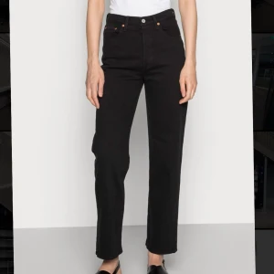 Levi’s Ribcage Straight Ankle  - W24 L27, jättesköna men inte så snygga på mig för jag är 155lång, hade behövt kortare för dessa ska vara korta så skulle passa 160+ cm. Stretchiga och sparsamt använda. Pris kan diskuteras, nypris 1299kr.