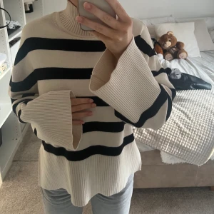 stickad tröja - Säljer denna skitsnygga stickade tröja från bikbok, väldigt sparsamt använd därav bra kvalite! nypris 500kr jag säljer för 300kr.