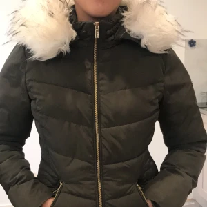 Livelo Jacka storlek 34 - den är som helt ny,men den är för liten för min lillasyster,äkta päls och varm till vinter.