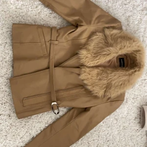 Jacka  - Superfin jacka från only köpt för ca 800kr inga fläckar och super bra skick. 