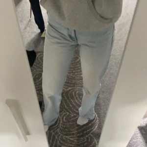 Zara jeans  - Använt ett fåtal gånger. Säljer för att de är för långa för mig. Jätt fina. Kan diskutera priset och kan även mötas upp.
