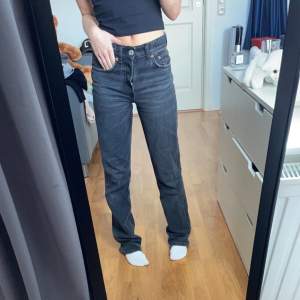 Säljer mina svarta zara jeans som är sparsamt använda. Säljer då dom inte kommer till användning längre. Säljer för vi 250kr plus frakt. Storlek 32💗