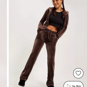 Juicy couture  - Säljer min fina bruna juicy dress nu då jag inte får användning utav den längre.  Kan disskutera priset  Byxorna är xs och koftan S