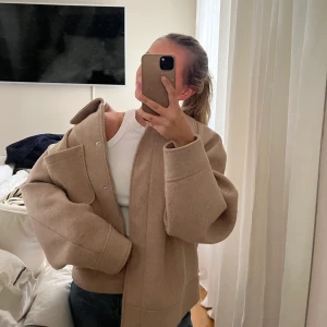 Kort kappa na-kd - Säljer denna mysiga beiga kappan från na-kd 💝   Köparen står för frakt!🫶🏽