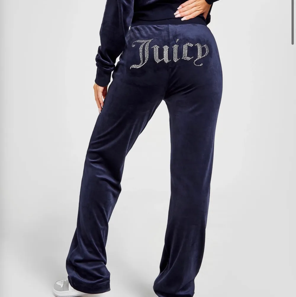 Säljer mitt mörkblåa juicy couture set! 💙 ‼️har en överdel också skriv om fler bilder‼️ . Jeans & Byxor.
