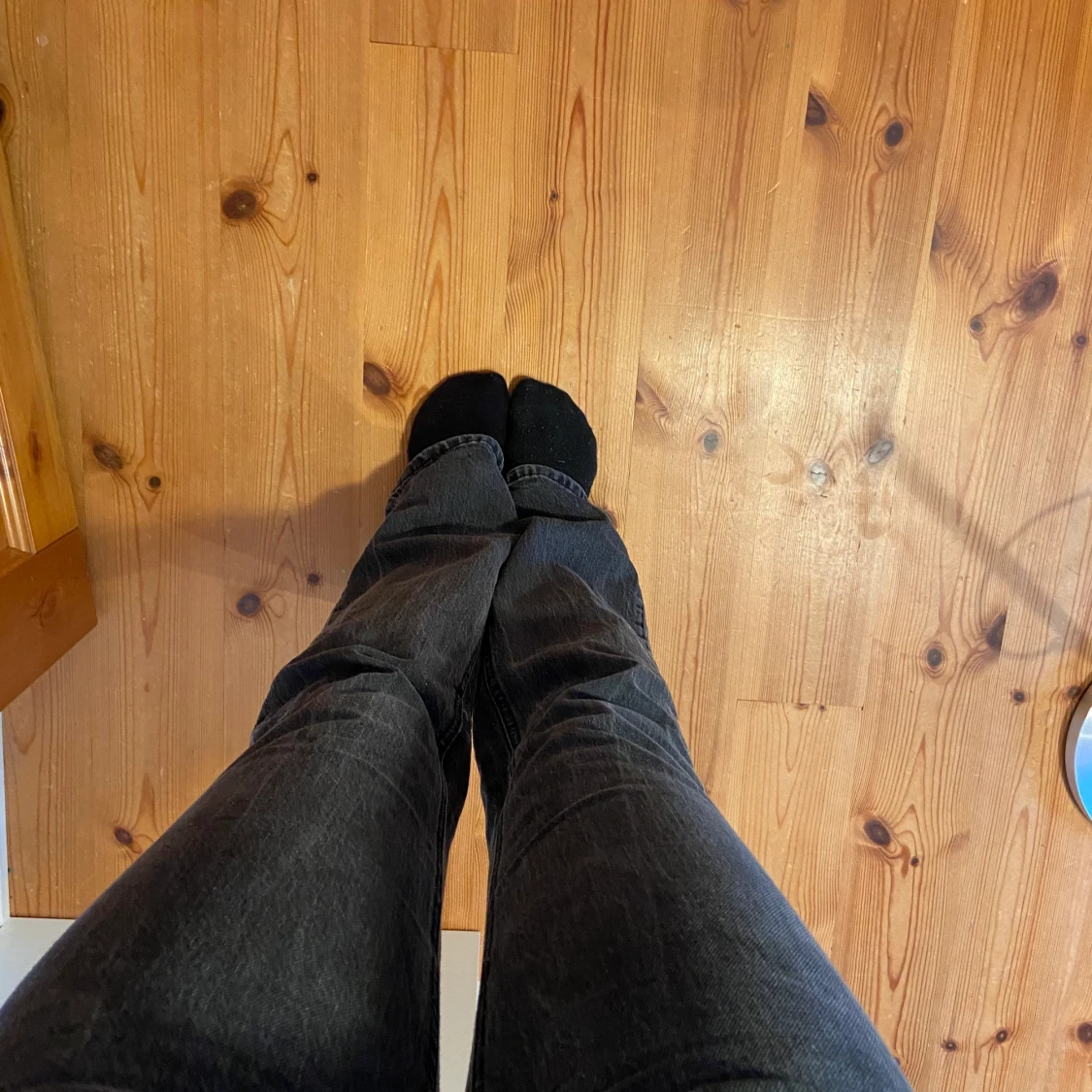 Säljer mina så snygga svart/gråa jeans🤩💓så fina och långa i benen💓 - 91