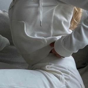 Juicy coutore set vitt - Juicy set i vit färg. Byxa i M och tröja i S. Små i storlek. Är INTE intresserad av att byta.