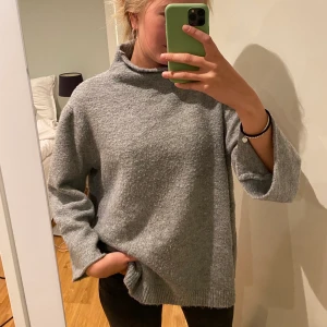 Stickad grå tröja  - Stickad grå tröja med lite högre krage! Superskön nu på hösten🍁 