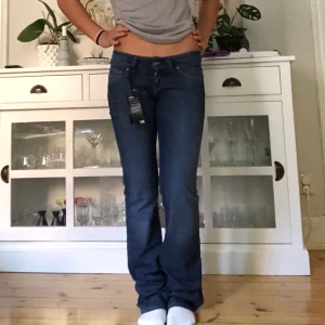 Lee jeans - Helt nya lågmidjade jeans från Lee❣️ jag är 160 och de är långa på mig. Midjemått: 78cm Innerbenslängd: 85cm❗️Använder ej funktionen frakt 63kr❗️