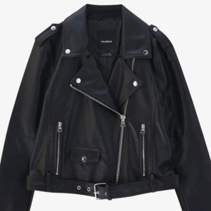 Skinnjacka / bikerjacket - Så snygg skinnjacka/bikerjacka från Pull&Bear, köpt från butiken förra året, som ny!  Nypris 359⚡️ Passar xs-m
