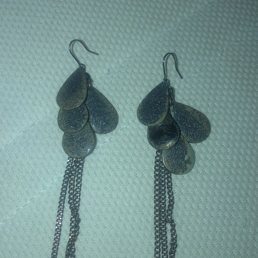 My mothers old earrings since the 80s. Accessoarer.