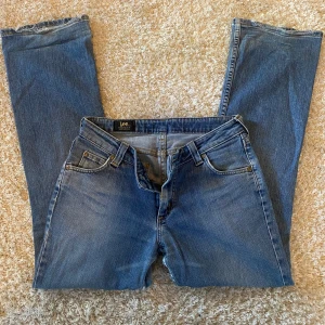Lågmidjade Lee jeans  - Säljer ett par low waisted Lee jeans som jag köpt i Paris. Säljer då de tyvärr är för stora för mig. Storlek W30 L31 med utsvängande ben.