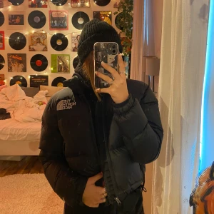 North face jacka - Köpte denna av en tjej på Plick nyligen, insåg inte att den var så croppad. Så om det är någon som skulle vilja byta denna mot en som inte är magkort hör av er tack! Storlek XS, säljer den också🫶