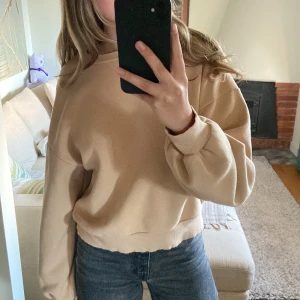 Beige tröja från Gina Tricot  - Buda eller köp för 200kr. Beige tröja från Gina tricot bra skick inte nopprig eller sliten på nått sätt. Original pris 400kr Perfekt till hösten!