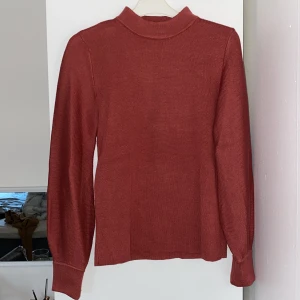 Sorbéfärgad tröja - Jättefin och mysig tjocktröja från Kappahl i storlek s. Tycker dock den är lite oversized och hade sagt att den passar som M istället. Har endast använt ett par gånger så den är i toppskick! 