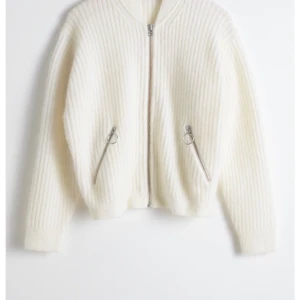& other stories ull och mohair bomber tröja  - Vit/creme färgad mohair bomber cardigan från &otherstories storlek XS passar även S. Knappt använ har bara hängt i garderoben. 