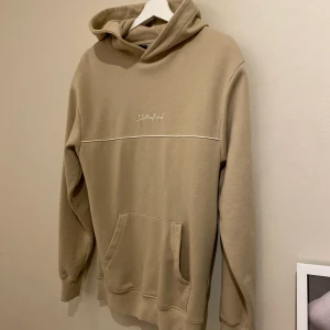 Hoodie - Hoodie i beige som sitter perfekt! Storlek XS 