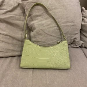 Ny väska - Nyskick! snygg väska från bikbok! 