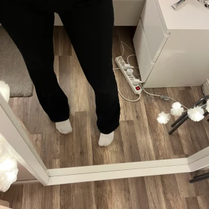 Svarta botcut jeans  - Säljer dessa svarta botcut jeans från Ullared i storlek S