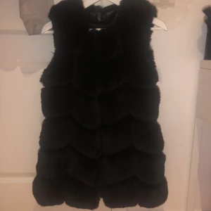 xs- passar s  - hej, jag säljer min päls väst på grund av att jag vill bli av me mina flesta jackor/ västar