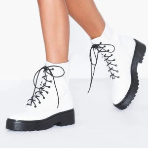 Vita kängor - Kängor som är använda en gång i storlek 37